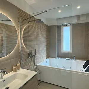 Casa Febo, In Centro Con Parcheggio Privato A 200 Mt Dal Mare Bordighera